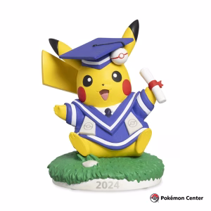 POKEMON CENTER ESTATUA GRADUADO PIKACHU 2024 - Imagen 1