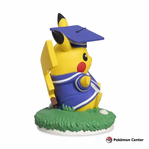 POKEMON CENTER ESTATUA GRADUADO PIKACHU 2024 - Imagen 3